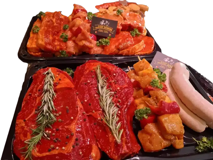 Twee BBQ-schalen: gemarineerd vlees met rozemarijn, kipbrochettes met paprika en witte worst