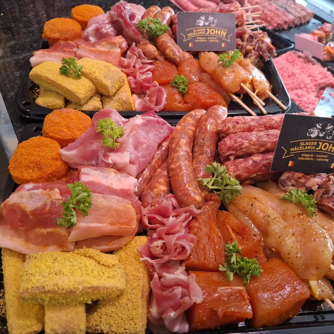 Twee BBQ-schalen met gemarineerd vlees op de toog