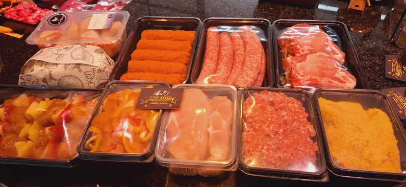 Un colli în caserole pe tejghea, gata de ridicat