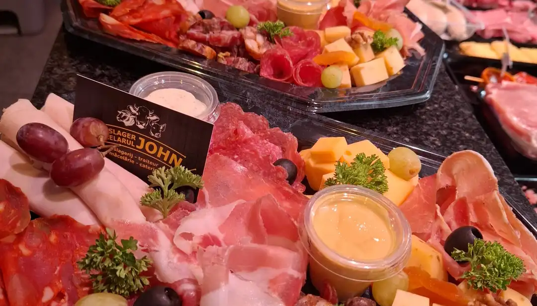 Tapasschotels met charcuterie en kaas op de toog