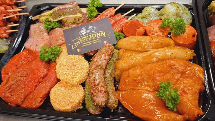 BBQ-schaal met gemarineerde kip, burgers, worsten en brochettes