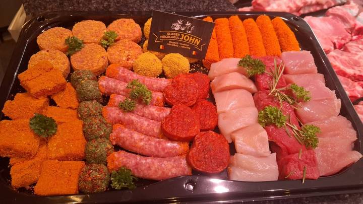 BBQ-schaal met burgers, worsten, gemarineerd vlees en kip