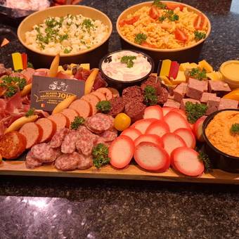 Lange hapjesschotel op een donkere tafel