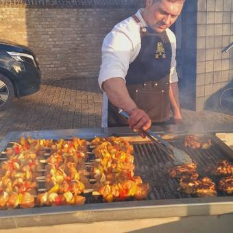 John aan de grill met brochettes, buiten