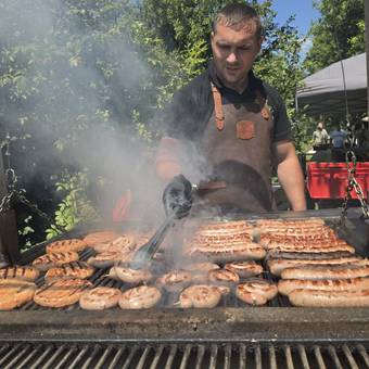 John aan de grote houtskoolgrill, buiten