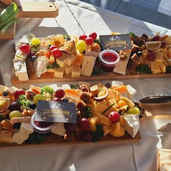 Kaas en charcuterie op een buffettafel, met tang