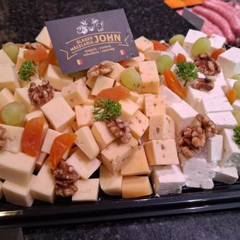 Kaasblokjes met druiven en walnoten, met het kaartje van Slagerij John