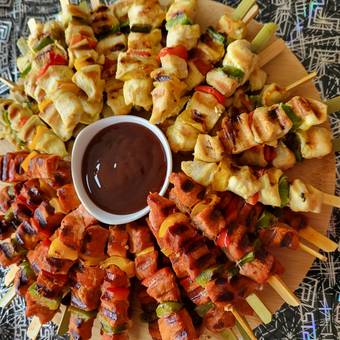 Ronde schotel met mini brochettes rond een kommetje saus