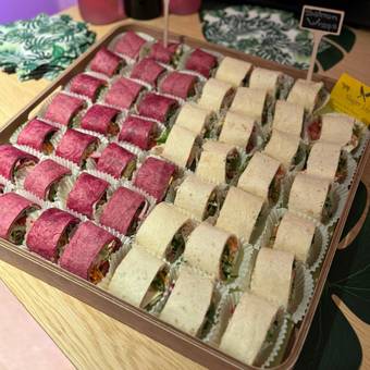 Schaal met wraps met zalm en hesp