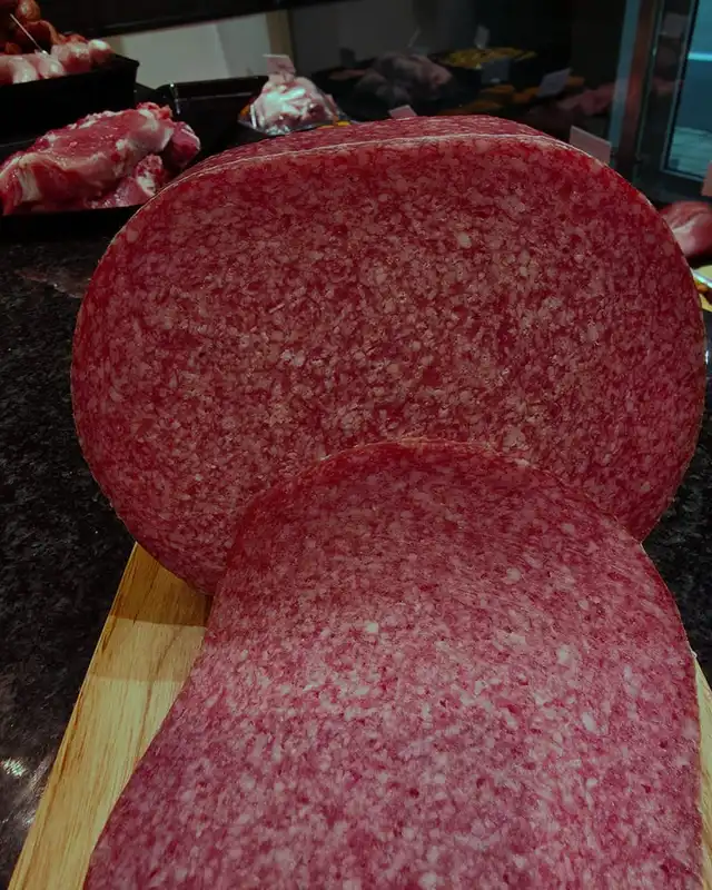 Grote salami, aangesneden