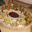 Salată Hawaii în boluri mici, pe un platou de petrecere cu taco