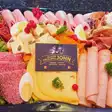 Platou rece cu brânză extra: mezeluri, brânză, ouă și roșii