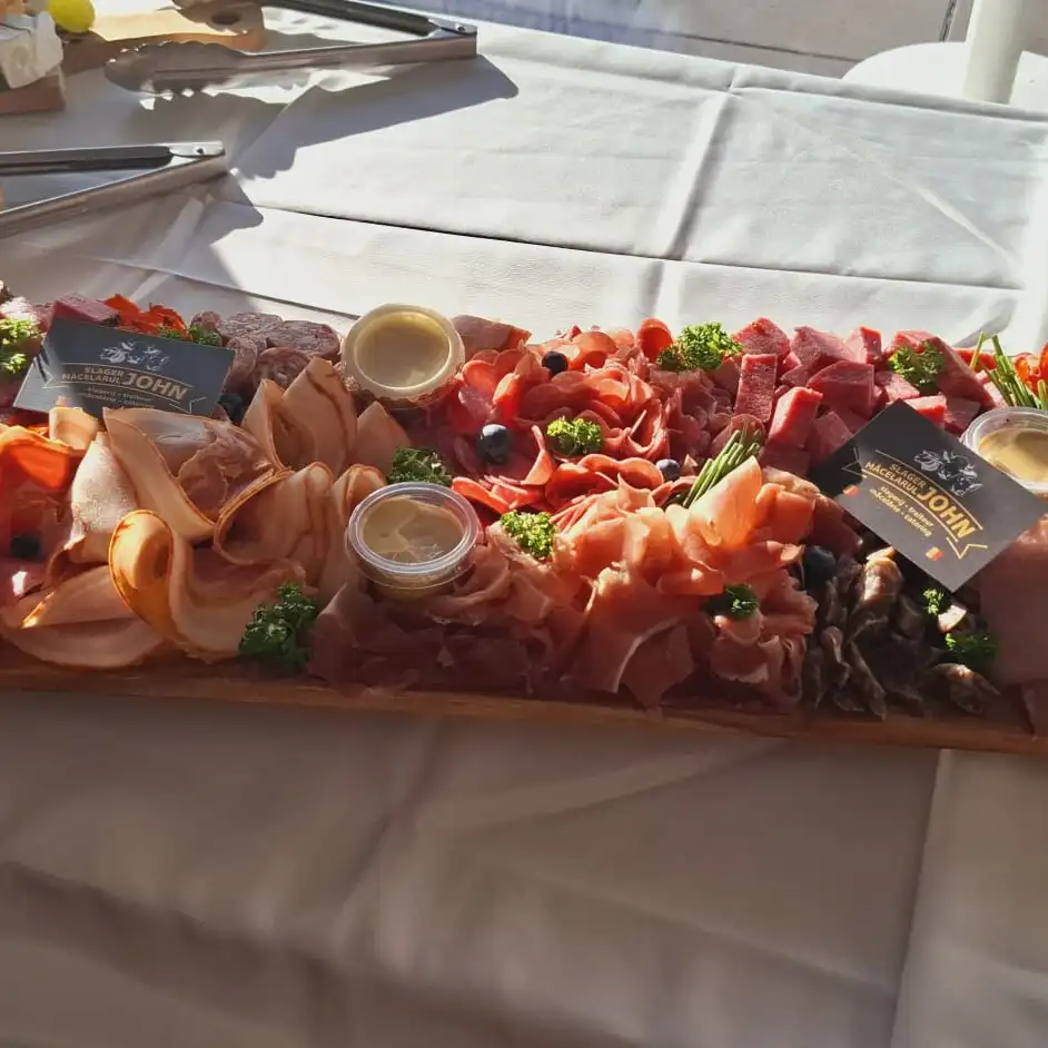 Koude schotel met charcuterie op een lange tafel