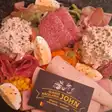 Platou rece cu șuncă, salam, ouă și salată de carne