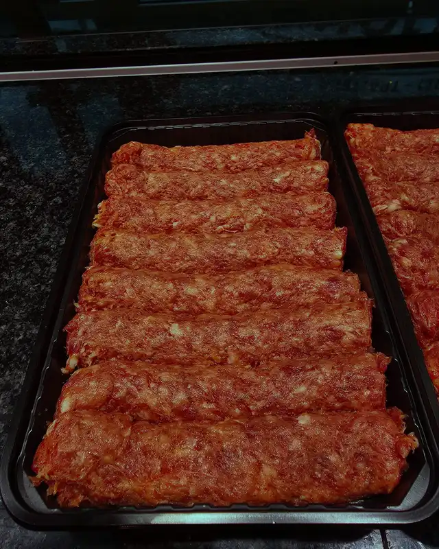 Mici in de toog, twee schalen vol