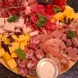 Tapas John 2, platou mare rotund cu cașcaval și mezeluri