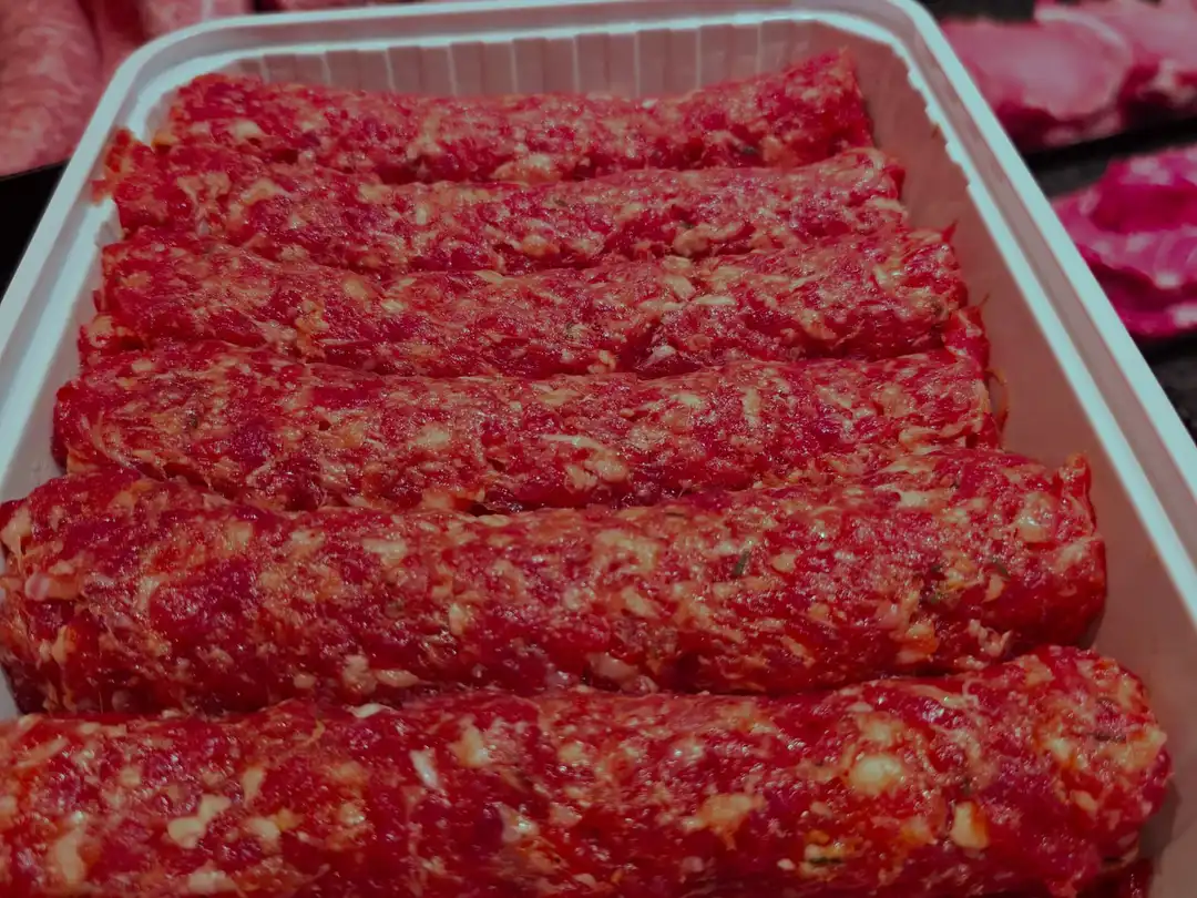 Verse mici in een witte schaal, acht op een rij