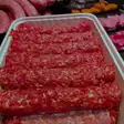 Mici proaspeți într-o tavă albă, opt pe un rând