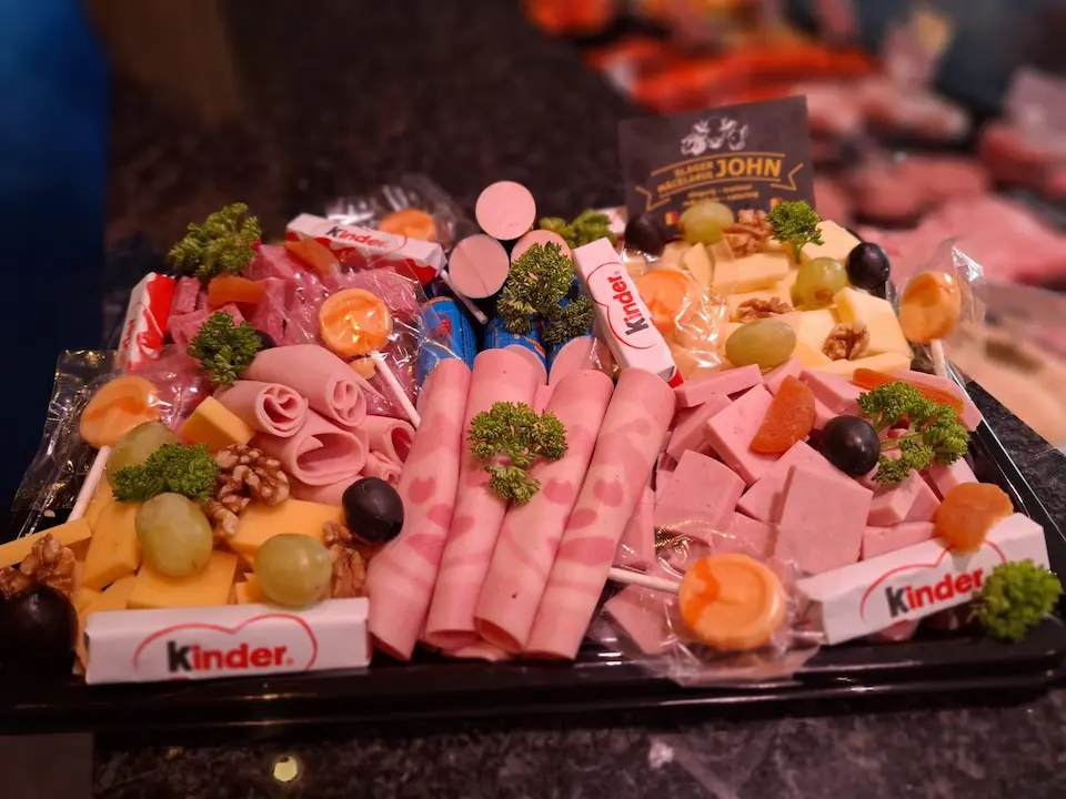 Mini belegde broodjes schotel